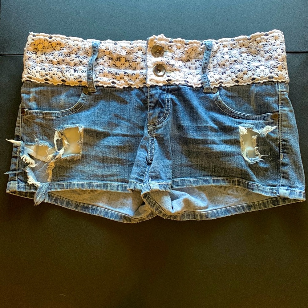 Blue Spice Lacey distressed shorts😍